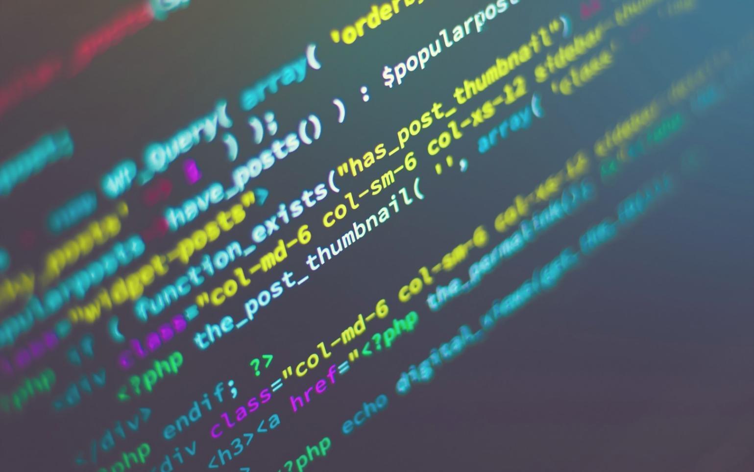 Estudiantes trabajando en diseño de experiencia de usuario para juegos móviles